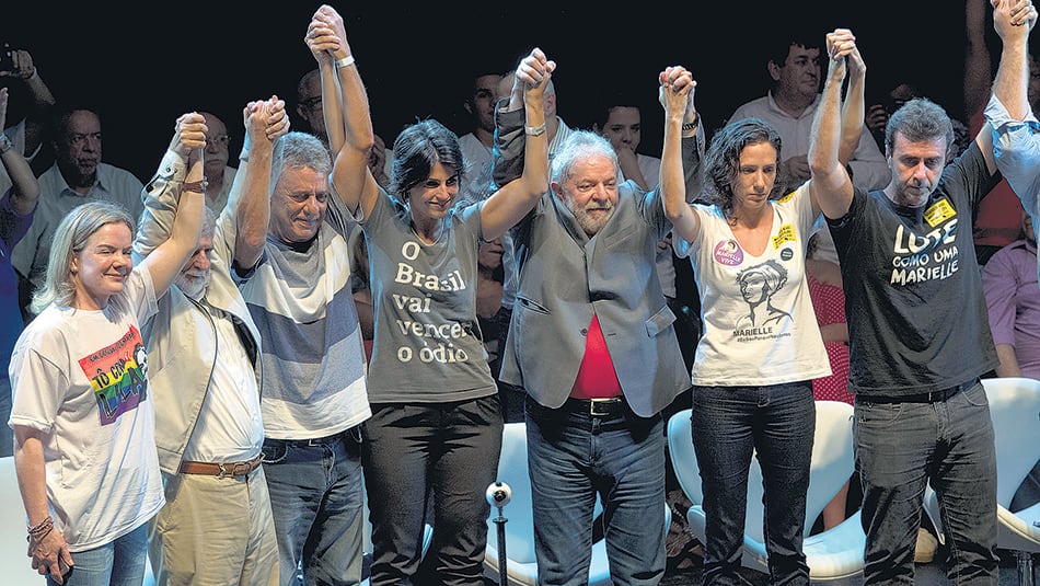 Gleisi Hoffmann, Celso Amorim, Chico Buarque, en el escenario junto a Lula.