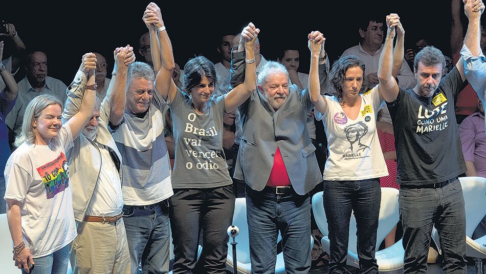 Gleisi Hoffmann, Celso Amorim, Chico Buarque, en el escenario junto a Lula.