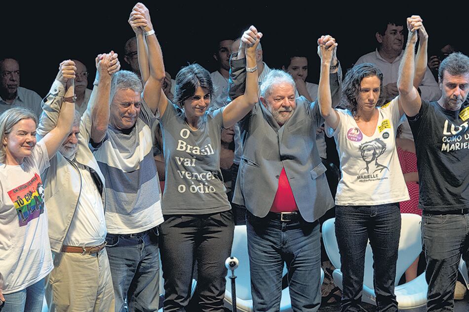 Gleisi Hoffmann, Celso Amorim, Chico Buarque, en el escenario junto a Lula.
