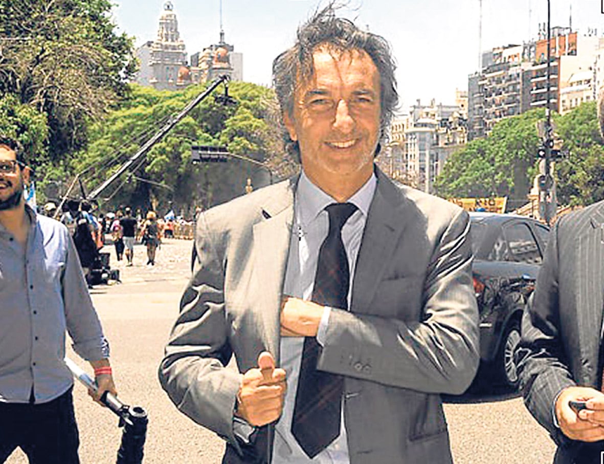 En seis meses, el total de lo contratado a Angelo Calcaterra se elevó al doble de lo contratado durante doce años.