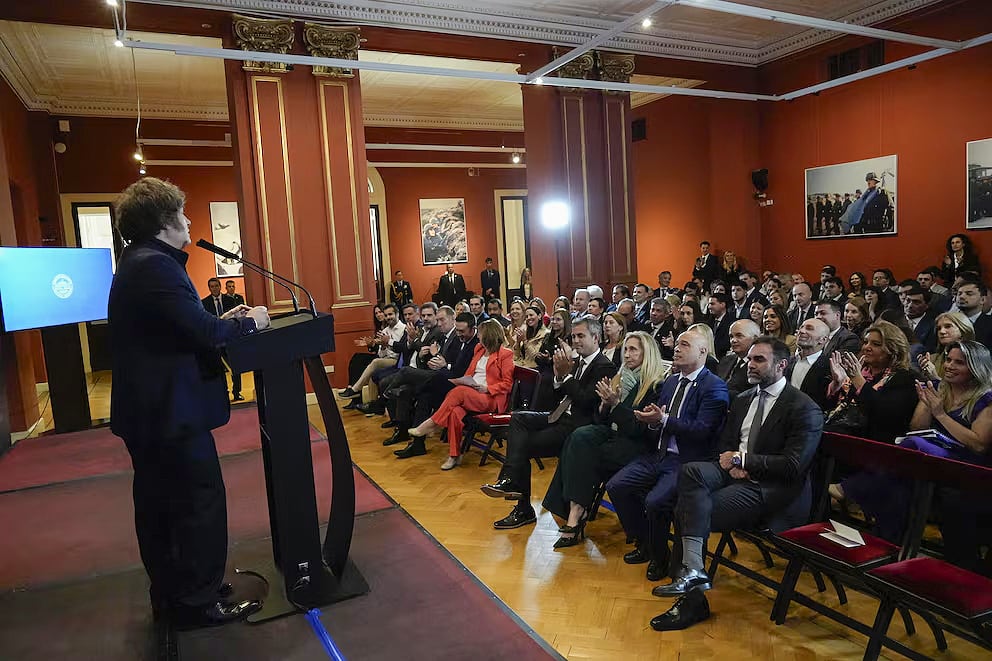 Javier Milei con funcionarios y legisladores electos en Balcarce 50.