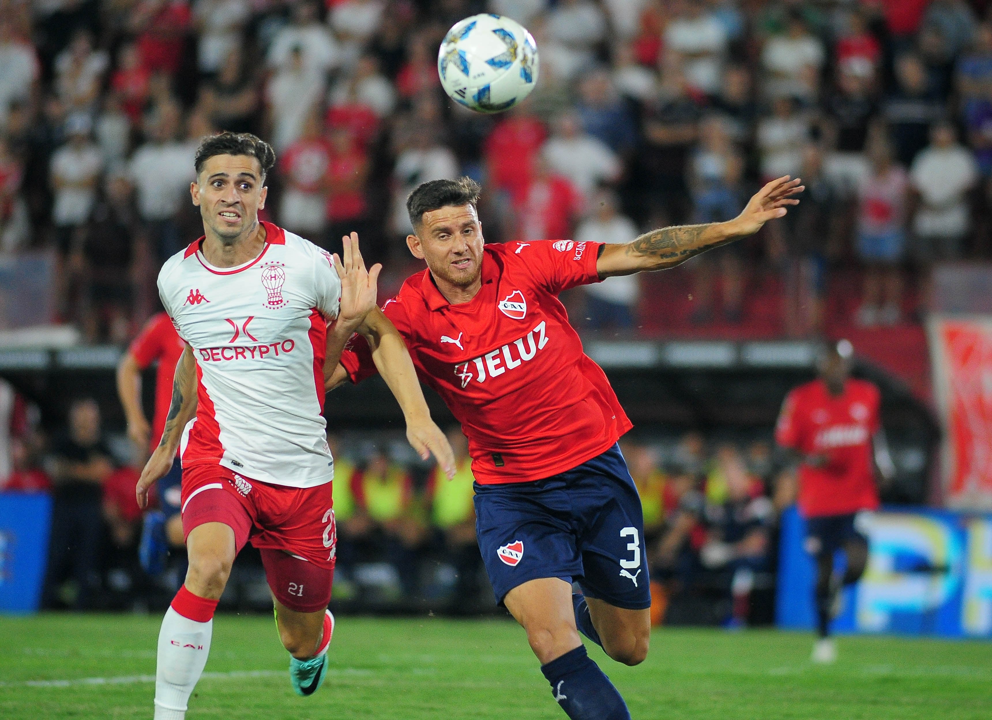 Mazzantti lucha con Sporle en el último Huracán-Independiente: fue 0-0 en el Ducó.