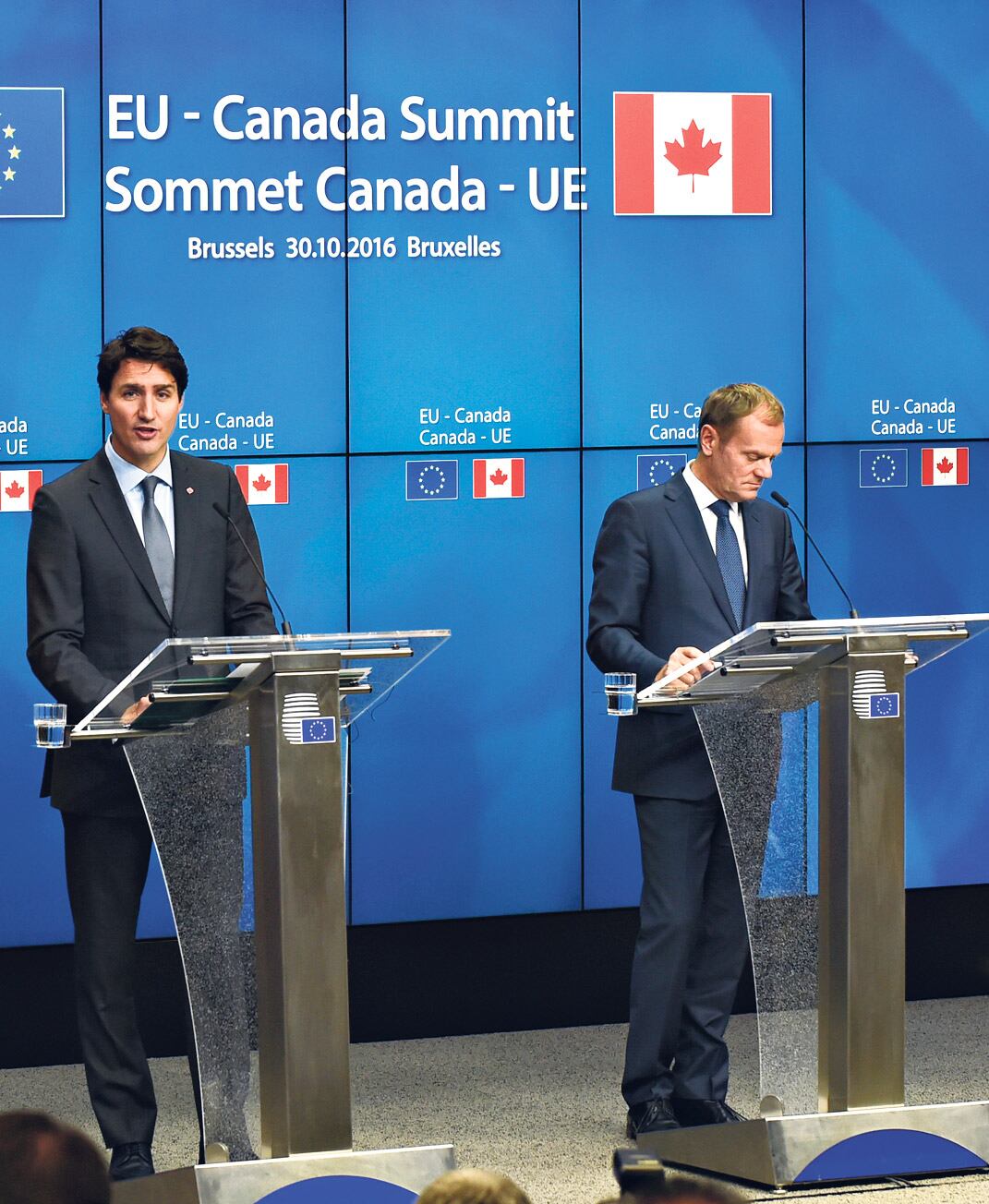 Justin Trudeau y Donald Tusk celebran la firma del tratado.
