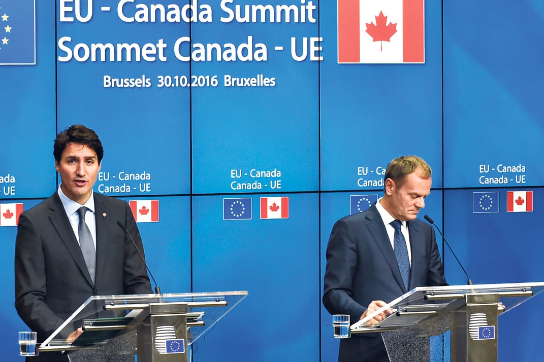 Justin Trudeau y Donald Tusk celebran la firma del tratado.