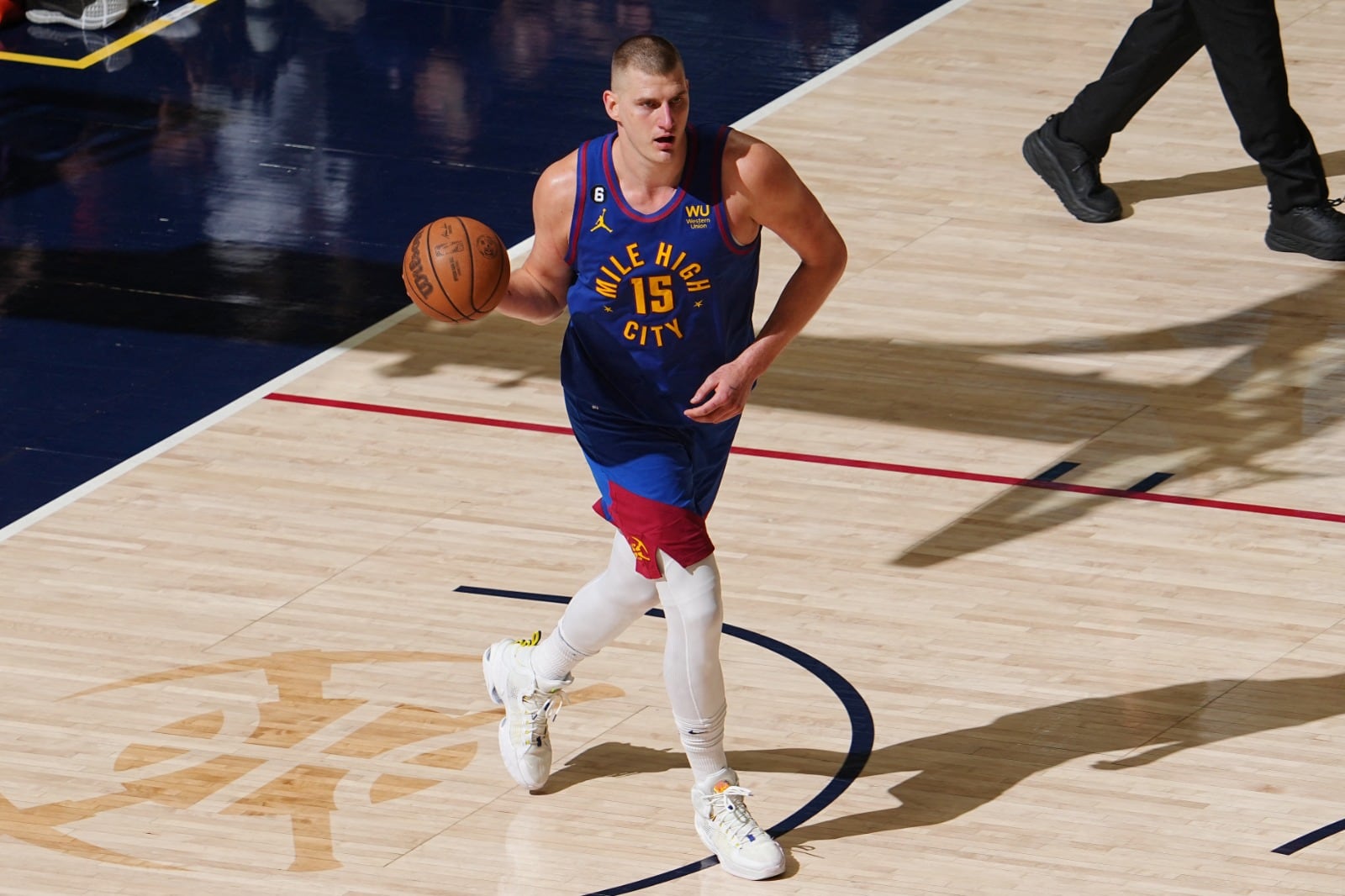 Jokic brilló en la victoria de Denver