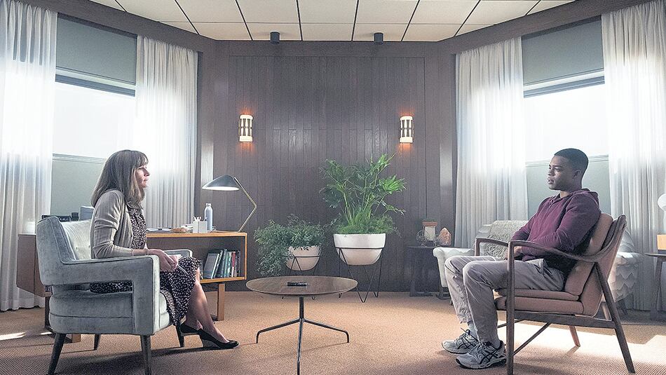 En Homecoming todos parecen ser elusivos sobre su identidad y su realidad.