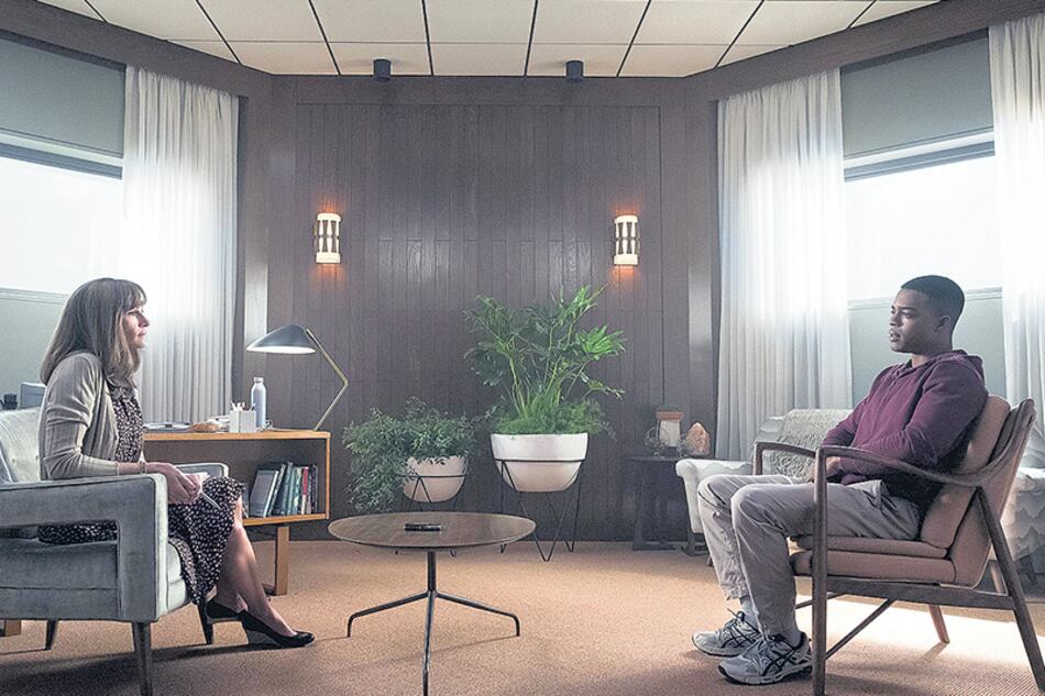 En Homecoming todos parecen ser elusivos sobre su identidad y su realidad.