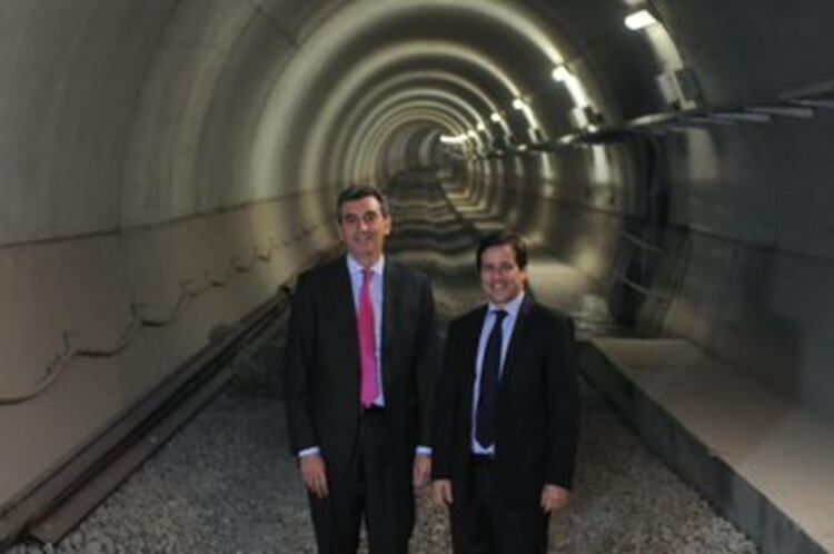 Randazzo y Recalde en el túnel de la línea E en 2015: recién se inauguró en 2019.