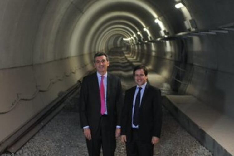 Randazzo y Recalde en el túnel de la línea E en 2015: recién se inauguró en 2019.