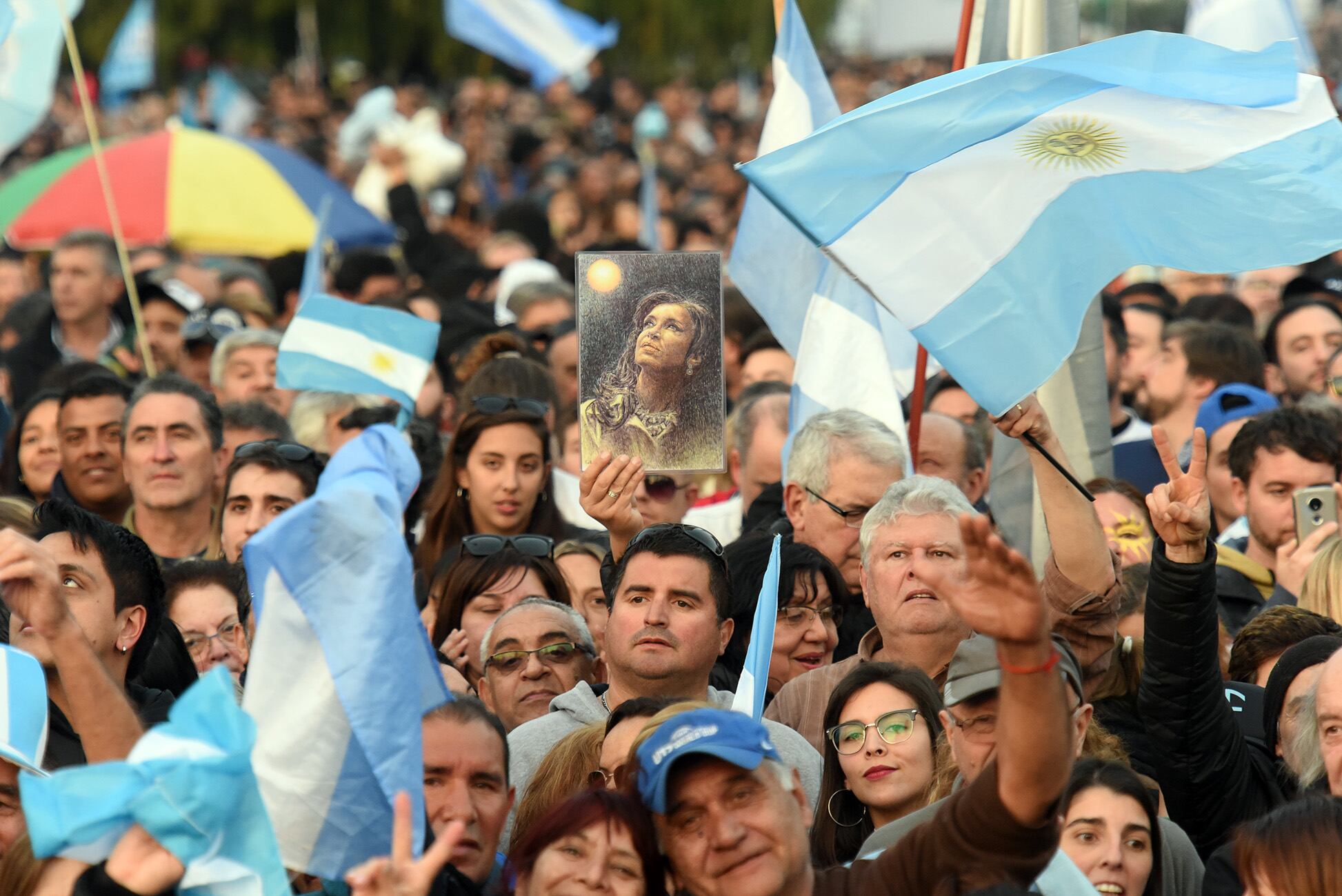 La bienvenida a Alberto y Cristina fue con algarabía.