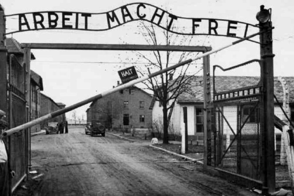 La entrada al campo de concentración de Auschwitz.