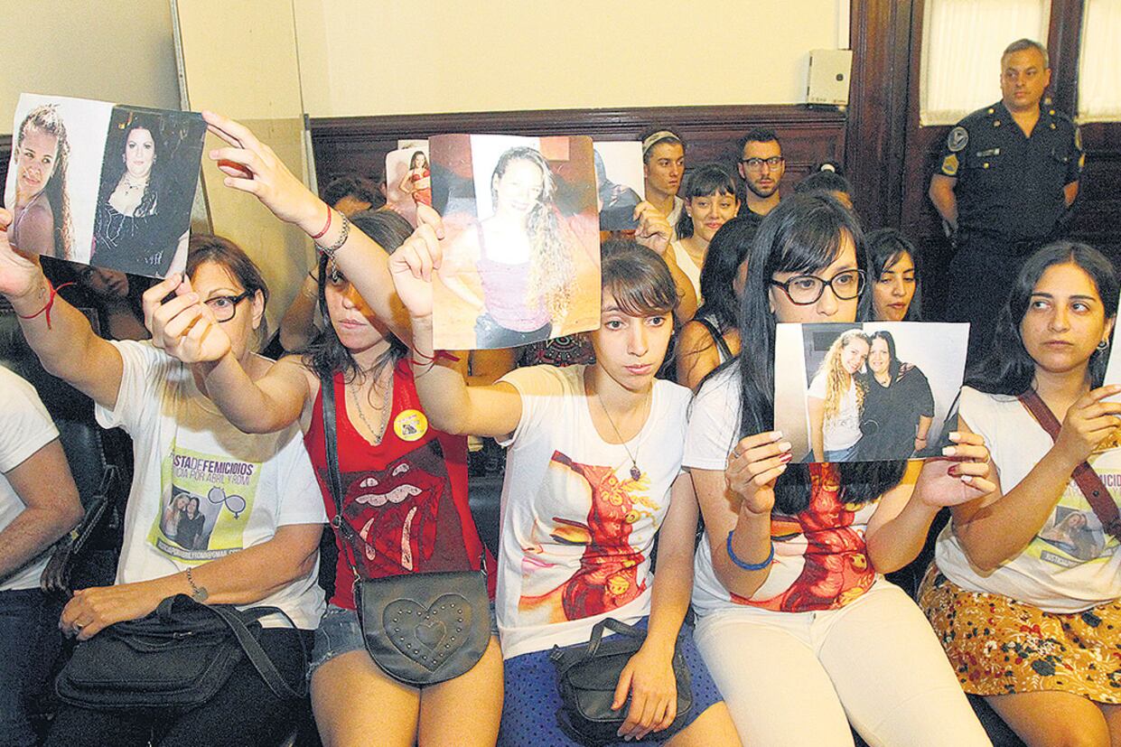 Las fotos de Abril y Romi en alto, en manos del grupo de amigas que marchó, reclamó y denunció.