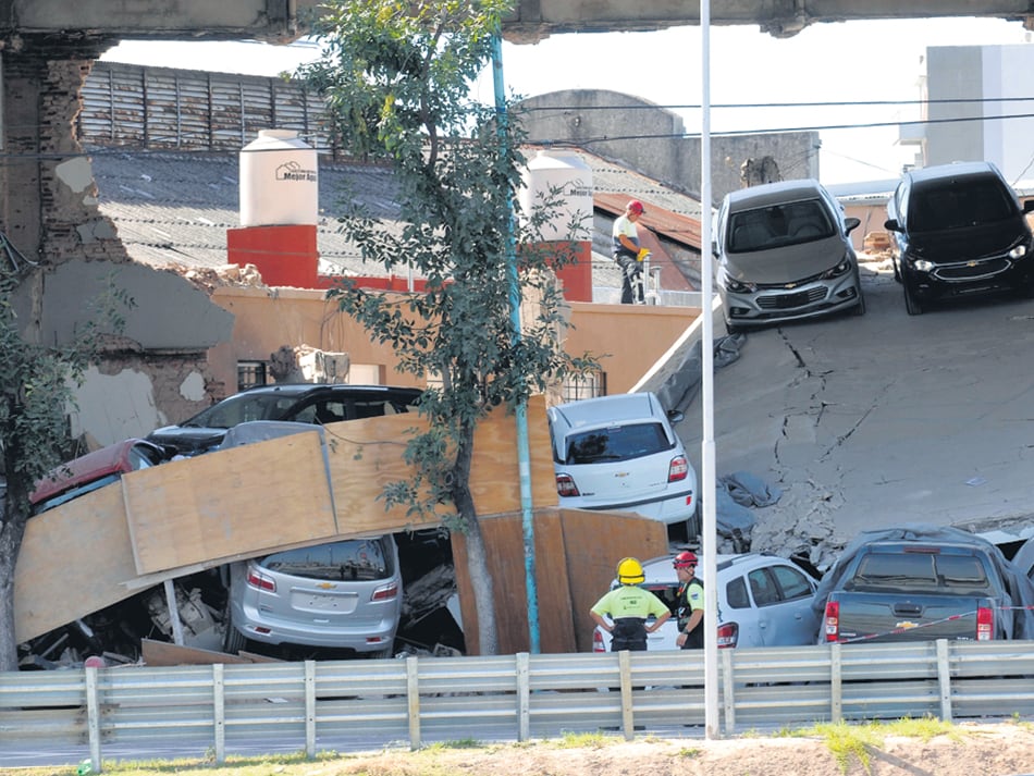 Autos y escombros en la vereda luego de que colapsara el segundo piso de la concesionaria.