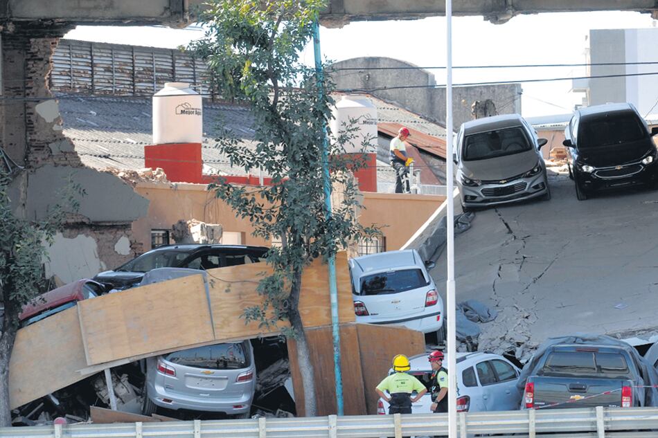Autos y escombros en la vereda luego de que colapsara el segundo piso de la concesionaria.