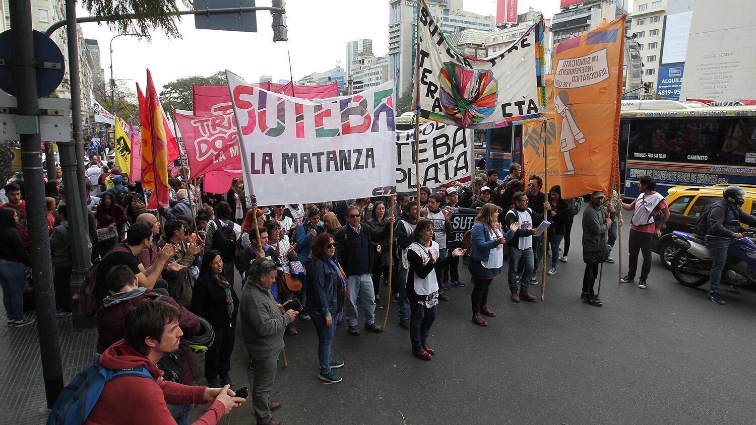 Los docentes se concentraron en el Obelisco para marchar a la Casa de Chubut.