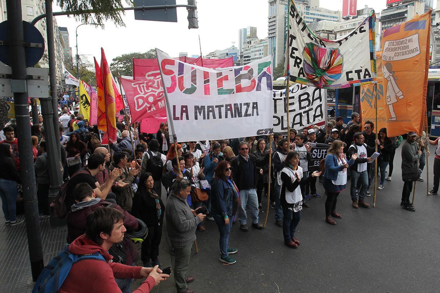 Los docentes se concentraron en el Obelisco para marchar a la Casa de Chubut.