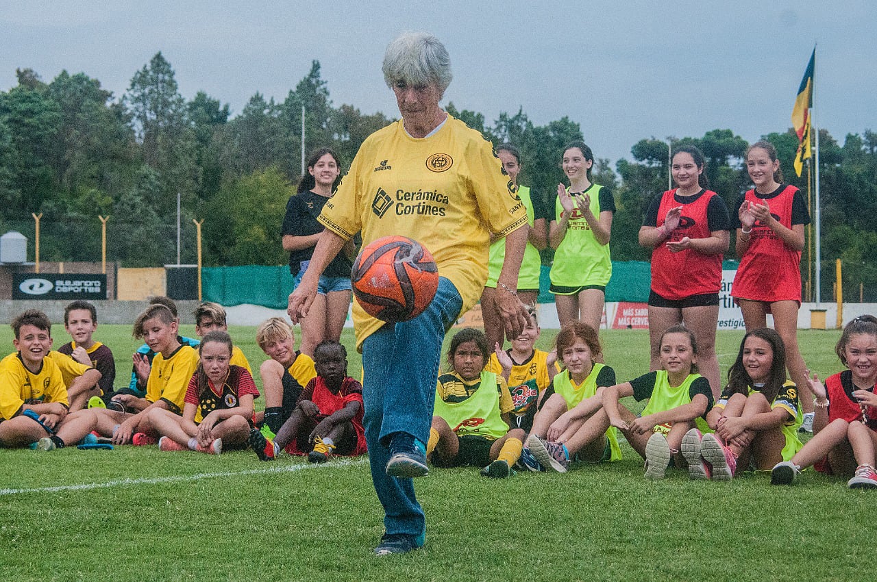 Elba Selva, hace jueguitos frente a las pibas futbolistas.