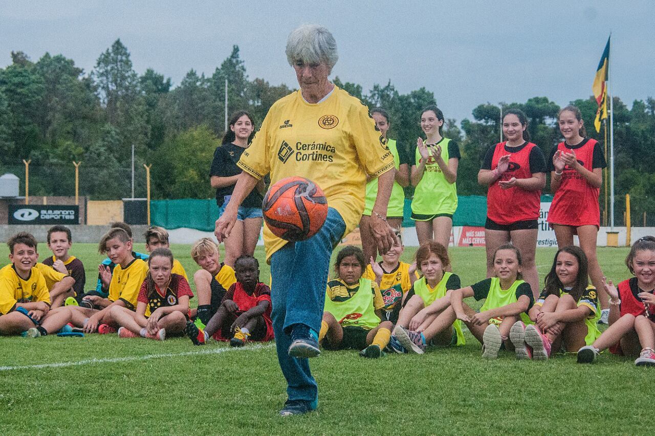Elba Selva, hace jueguitos frente a las pibas futbolistas.