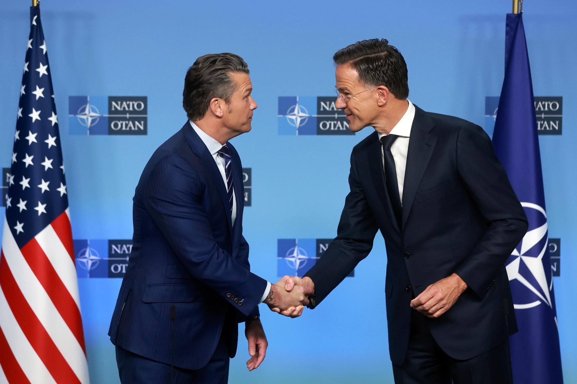 El secretario general de la OTAN, Mark Rutte, saluda al secretario de Guerra de Estados Unidos, Pete Hegseth, durante la cumbre de ministros de Defensa en Bruselas.