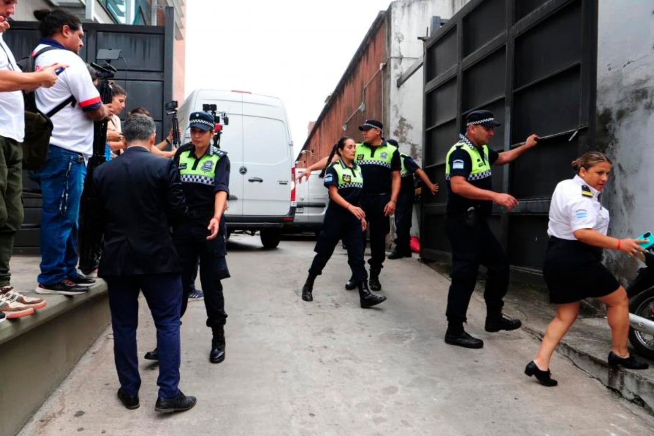 El traslado de los jugadores de Velez acusados de violacion.