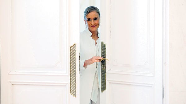 Cifuentes después de la conferencia de prensa en la que anunció su renuncia a la presidencia de la región madrileña.