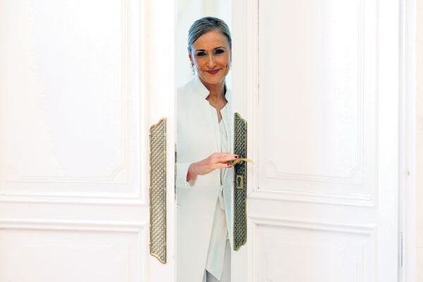 Cifuentes después de la conferencia de prensa en la que anunció su renuncia a la presidencia de la región madrileña.