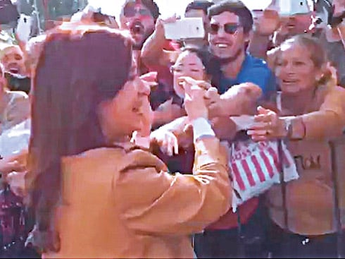CFK saludó a la gente que fue a despedirla ayer al aeropuerto.