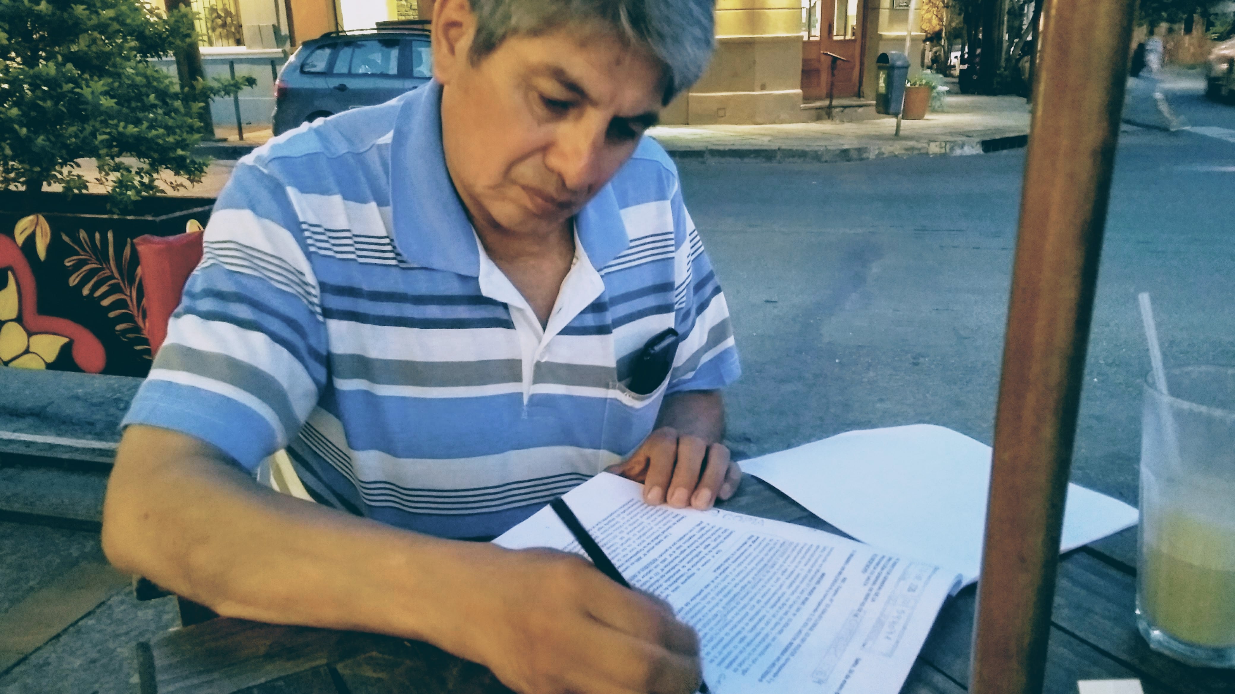 Miguel Rojo muestra la intimación recibida 