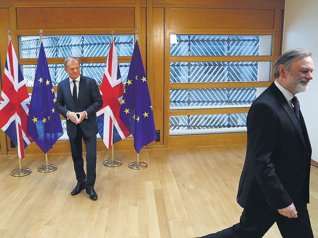 Donald Tusk, presidente del Consejo Europeo, recibió la carta de manos del embajador británico en la UE, Tim Barrow.