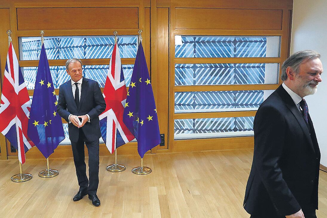 Donald Tusk, presidente del Consejo Europeo, recibió la carta de manos del embajador británico en la UE, Tim Barrow.