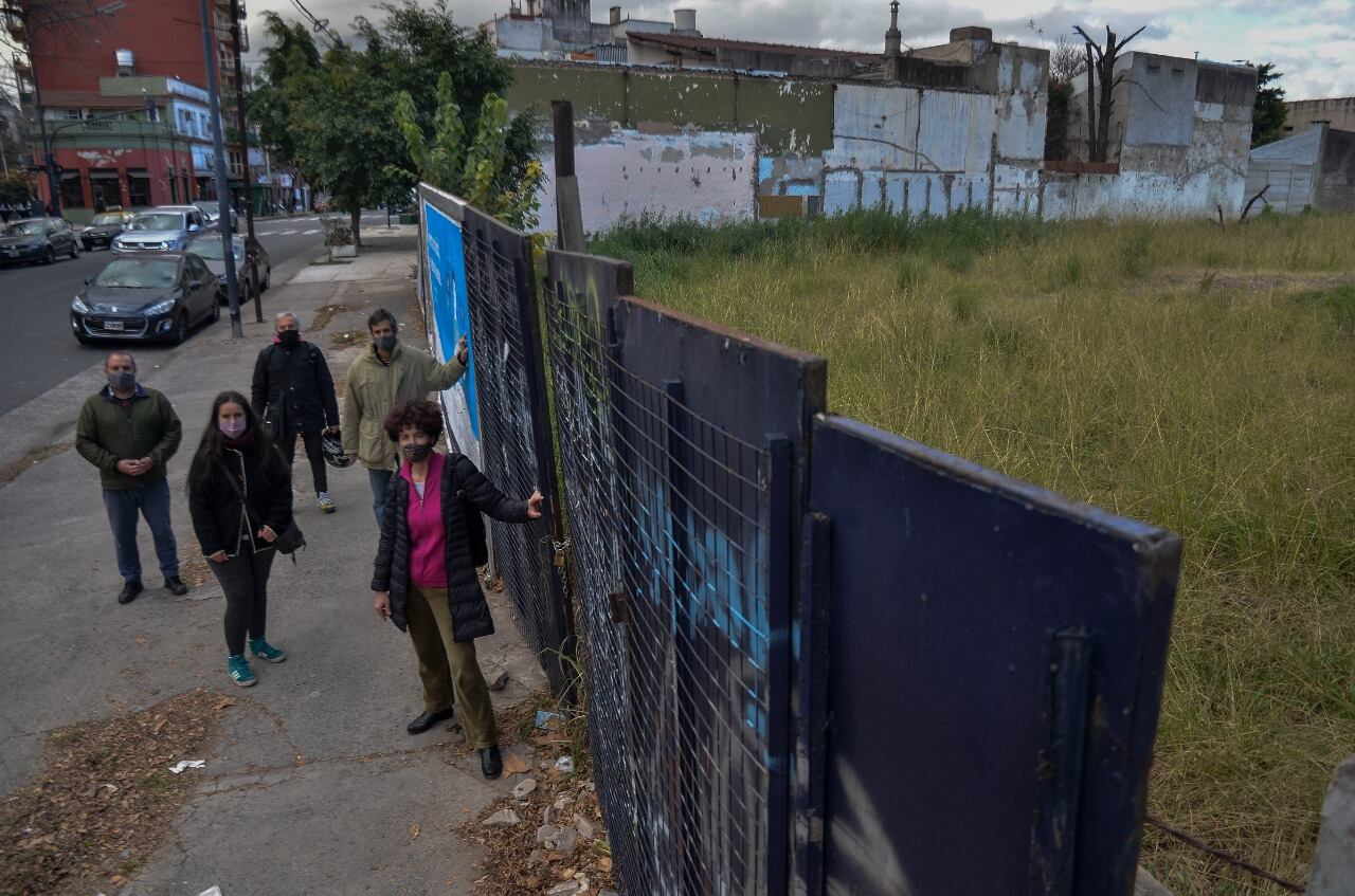 La agrupación barrial propone utilizar cuatro predios que acumulan décadas en desuso .