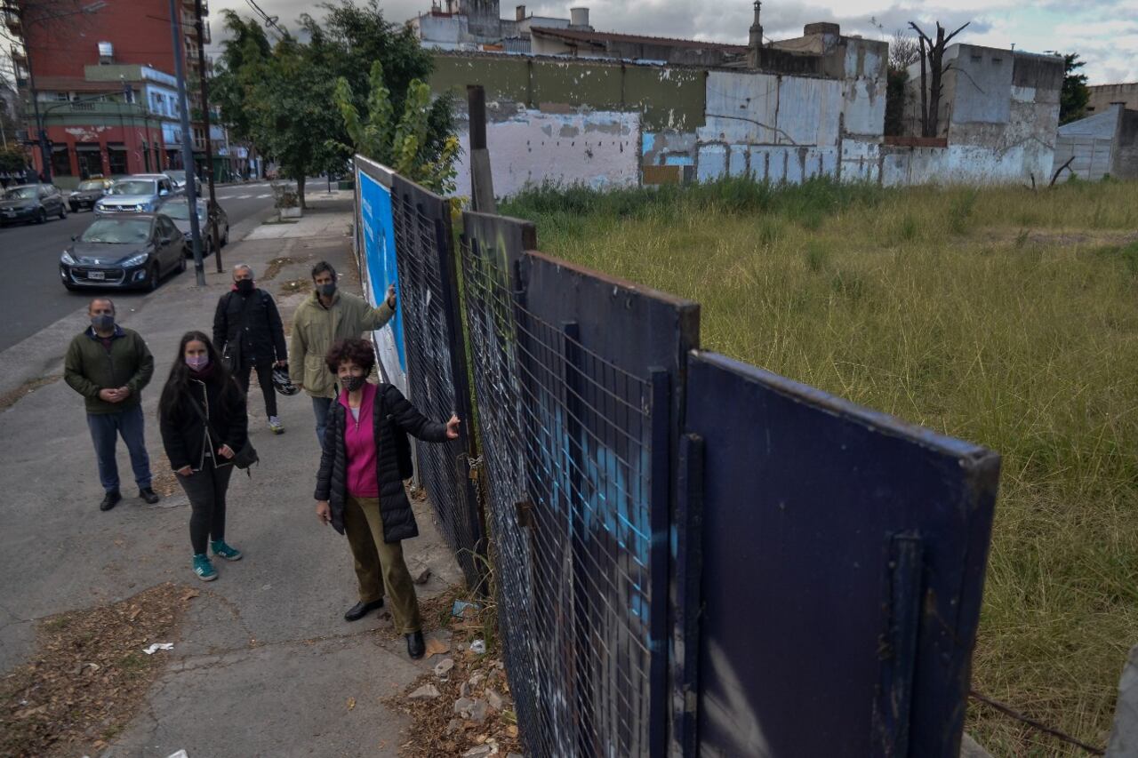 La agrupación barrial propone utilizar cuatro predios que acumulan décadas en desuso .