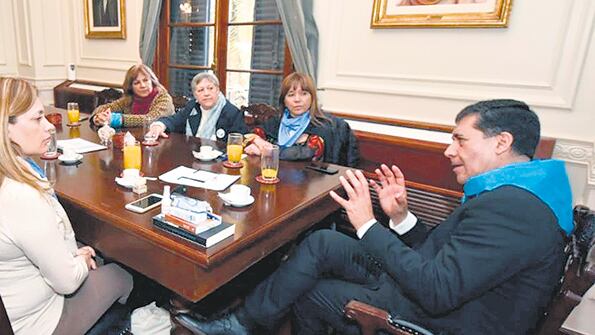 Sergio Casas se mostró con su pañuelo celeste con las organizadoras de Marcha por la Vida.