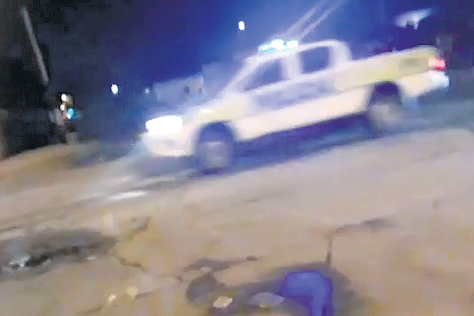 El operativo de amedrentamiento fue grabado por los vecinos.