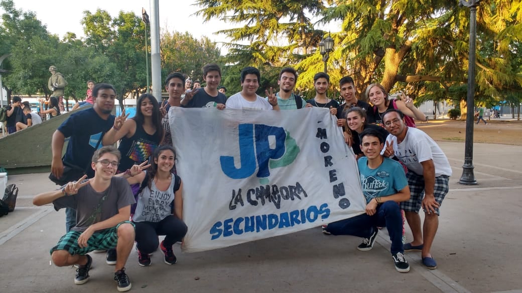 Clara Truncellito (en cuclillas) y sus compañeros de La Cámpora Moreno. Imágenes del informe de la AFI en el expediente de Ramos Padilla (abajo).