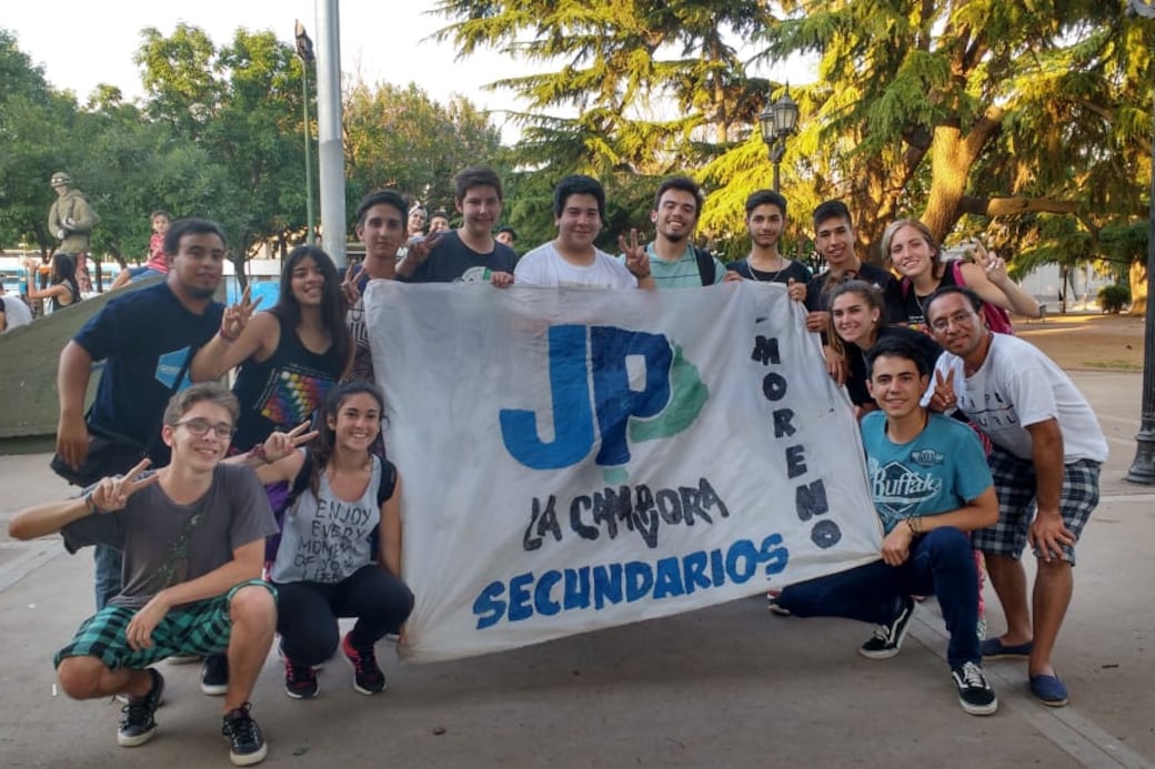 Clara Truncellito (en cuclillas) y sus compañeros de La Cámpora Moreno. Imágenes del informe de la AFI en el expediente de Ramos Padilla (abajo).