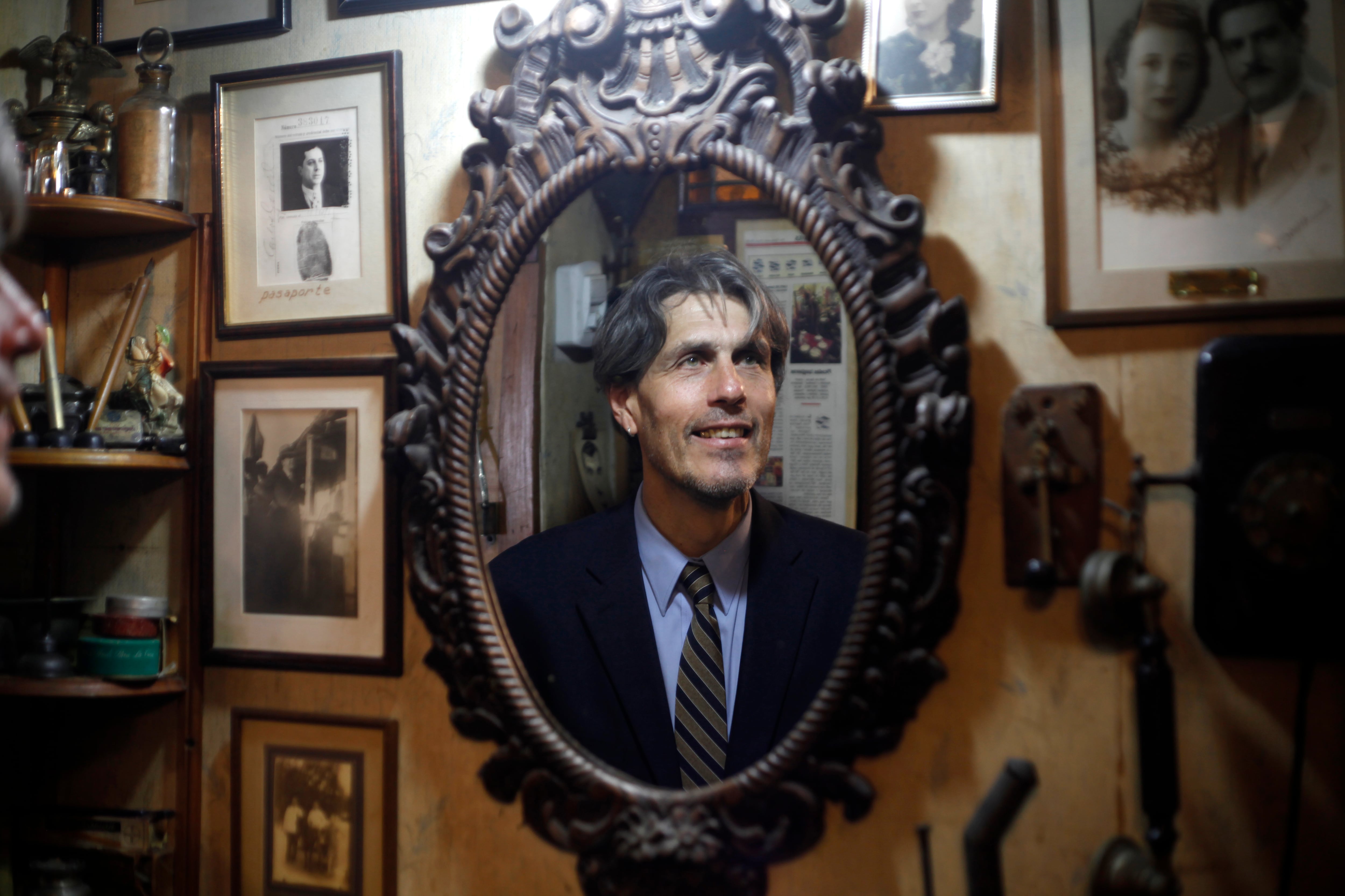 Jon Uriarte, miembro histórico de la Selección de vóley. En el paisaje, un viejo pasaporte de Carlos Gardel.