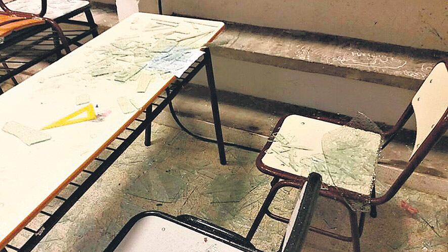 Los ventanales estallaron en medio de una clase y los vidrios cayeron sobre los alumnos.