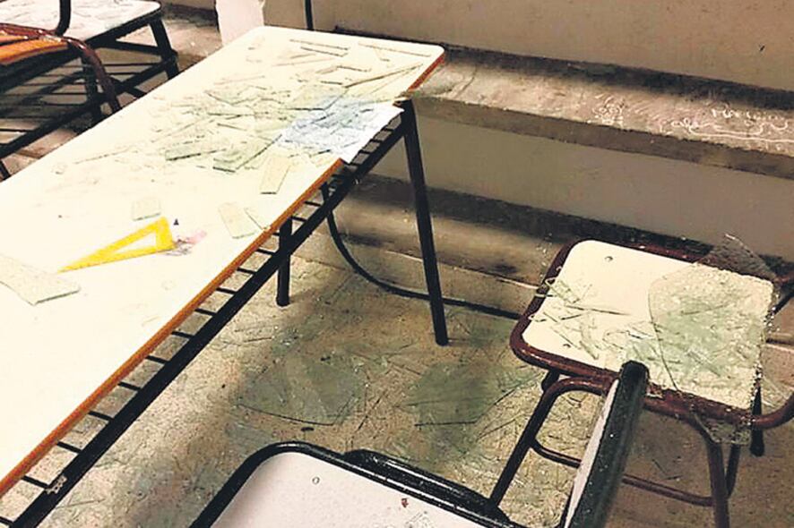 Los ventanales estallaron en medio de una clase y los vidrios cayeron sobre los alumnos.