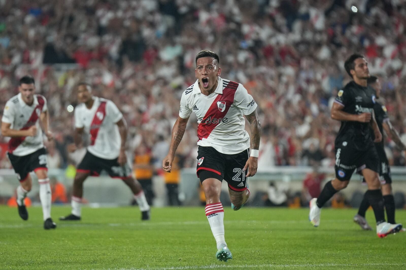 Exequiel Barco grita el gol del 2-1. Ese penal sí fue penal