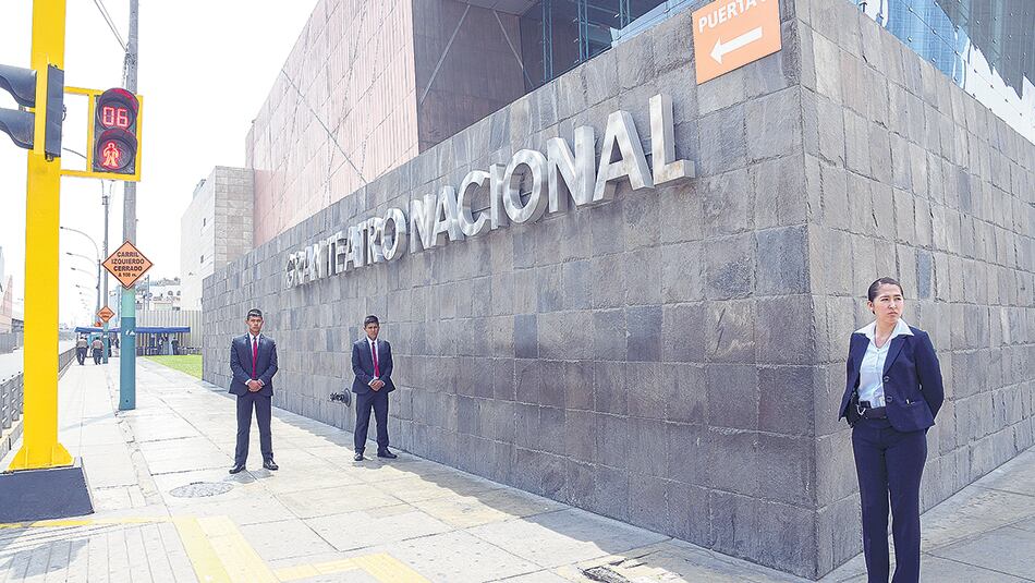 Alta seguridad en el Gran Teatro Nacional de Lima, sede de la Cumbre de las Américas.