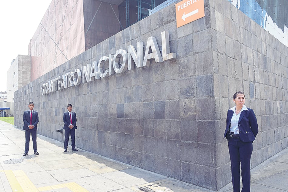 Alta seguridad en el Gran Teatro Nacional de Lima, sede de la Cumbre de las Américas.