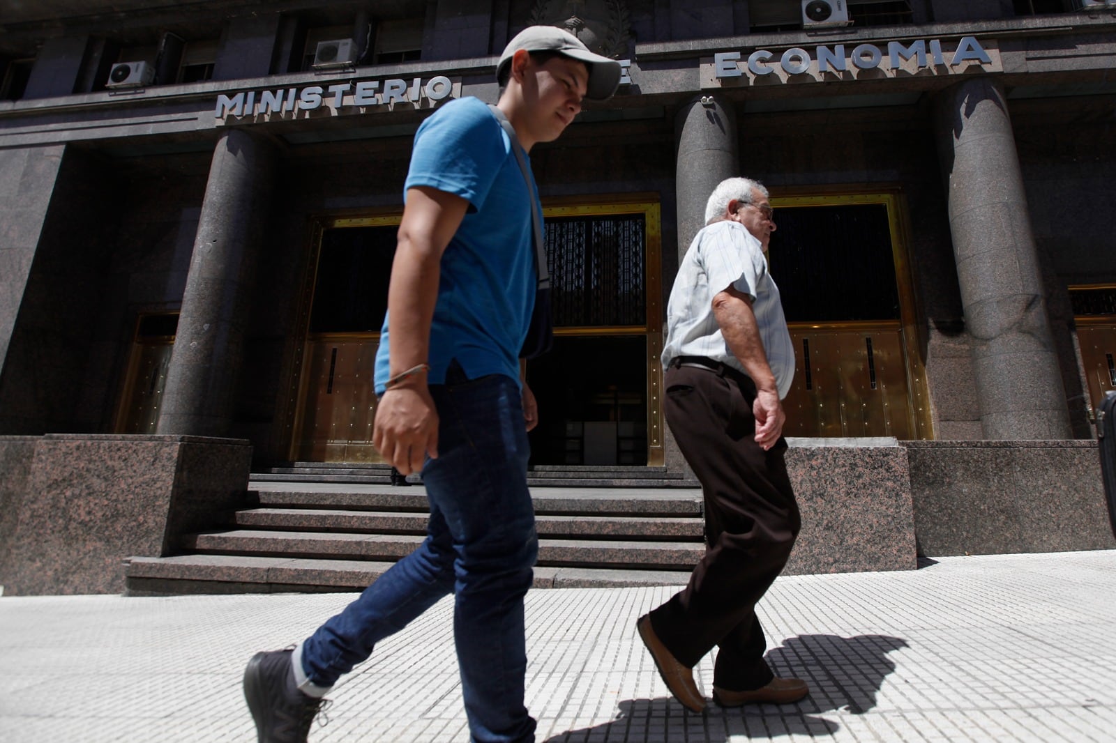 Solo una caída importante del gasto fiscal permitirá al Gobierno alcanzar la meta de 2,1 por ciento del PBI de superávit primario este año.