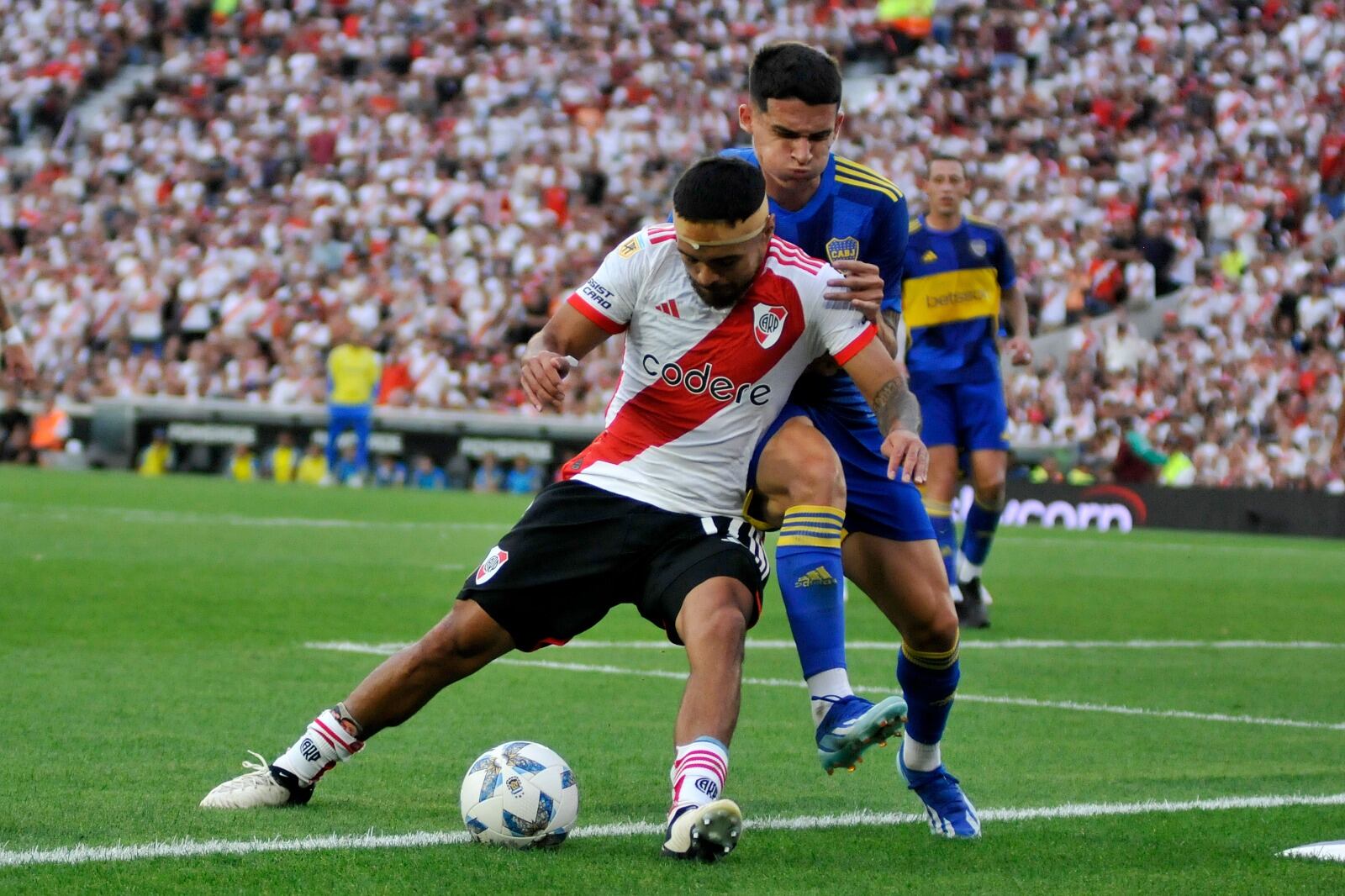 Paulo Díaz aguanta la presión para cuidar la pelota.