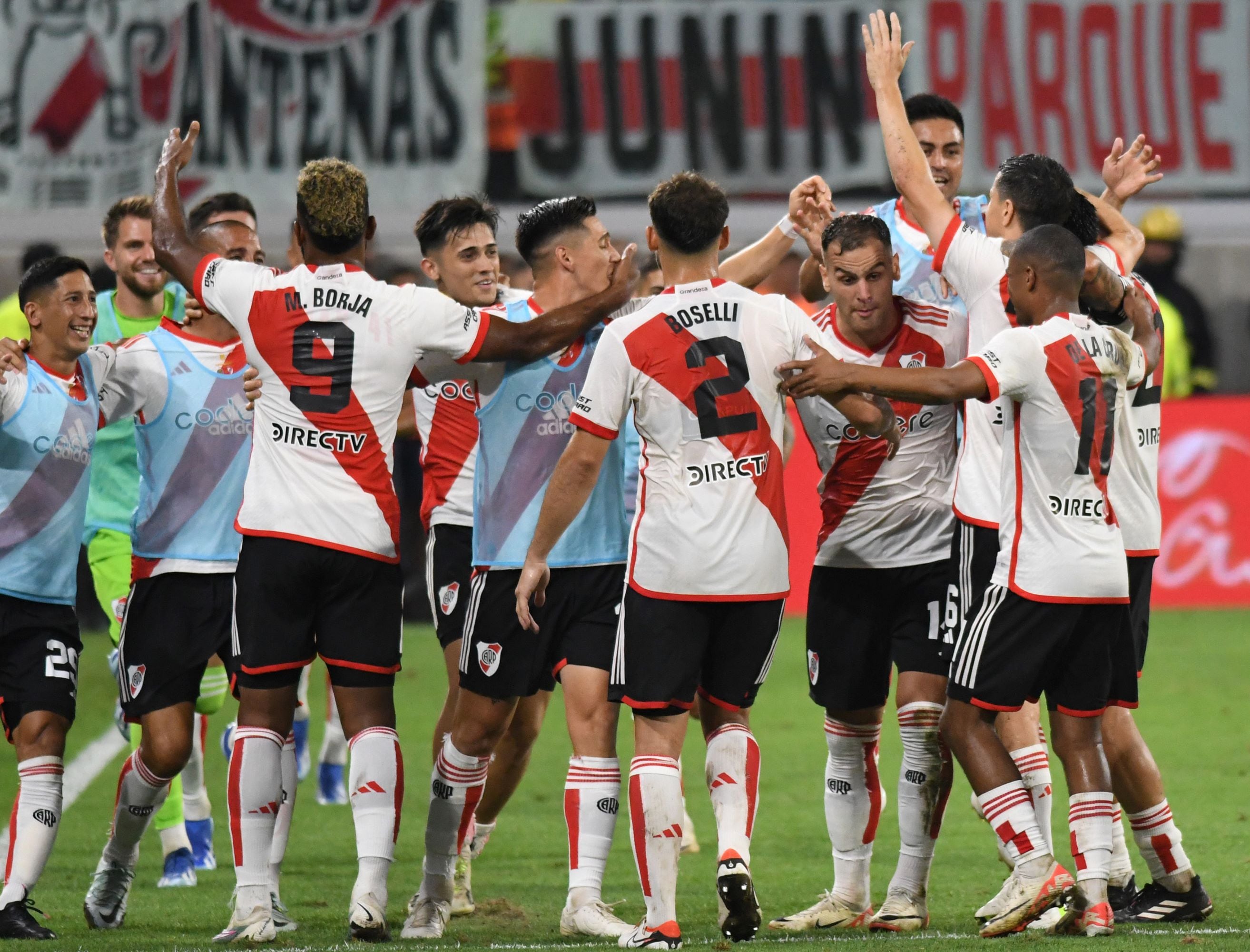 El Millonario festeja haber ganado el trofeo de Campeones