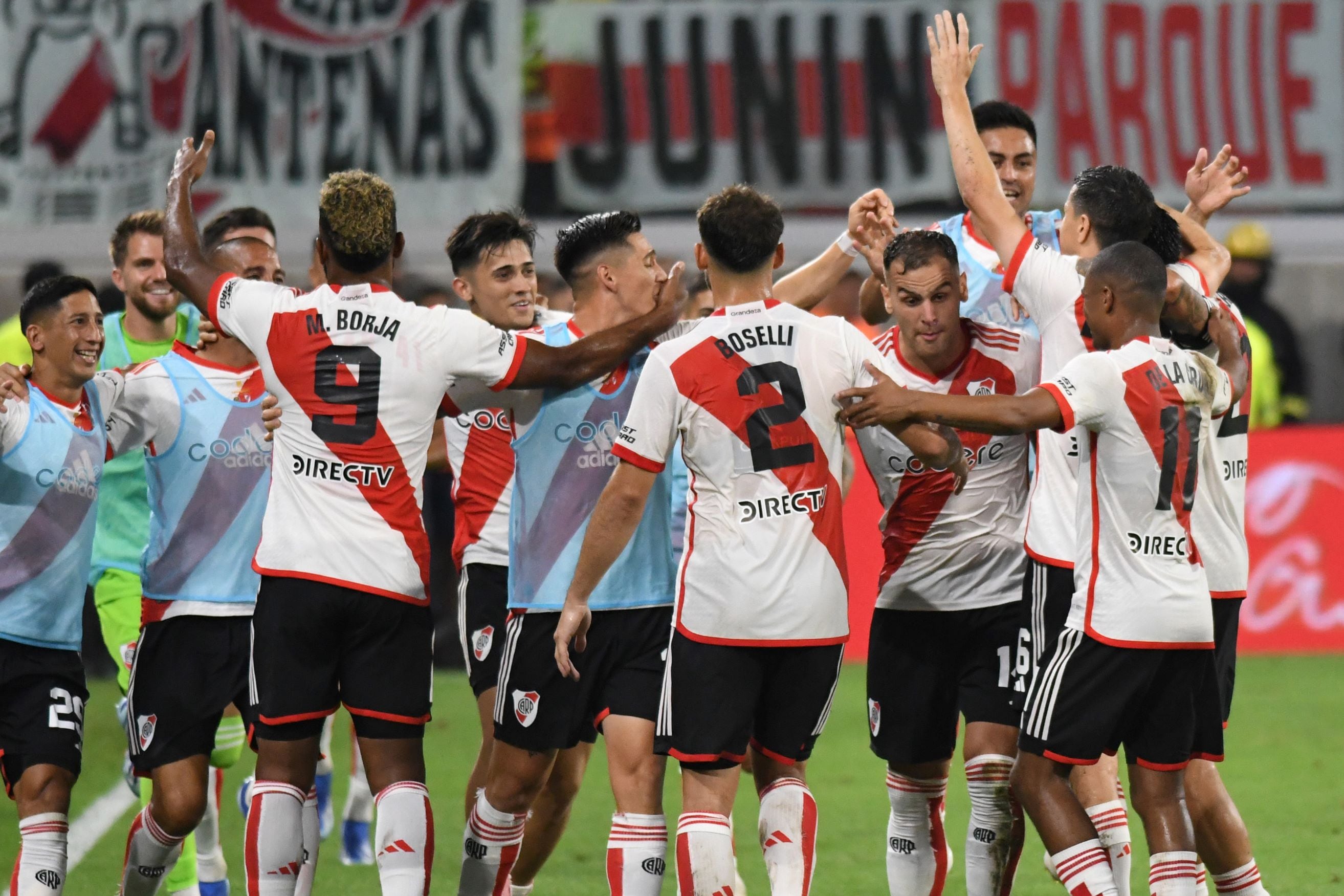 El Millonario festeja haber ganado el trofeo de Campeones