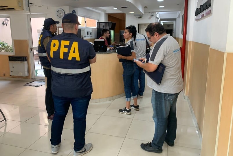 Los operativos fueron en una torre de departamentos en Juana Manso al 500 y el otro en un edificio en Azucena Villaflor al 500.