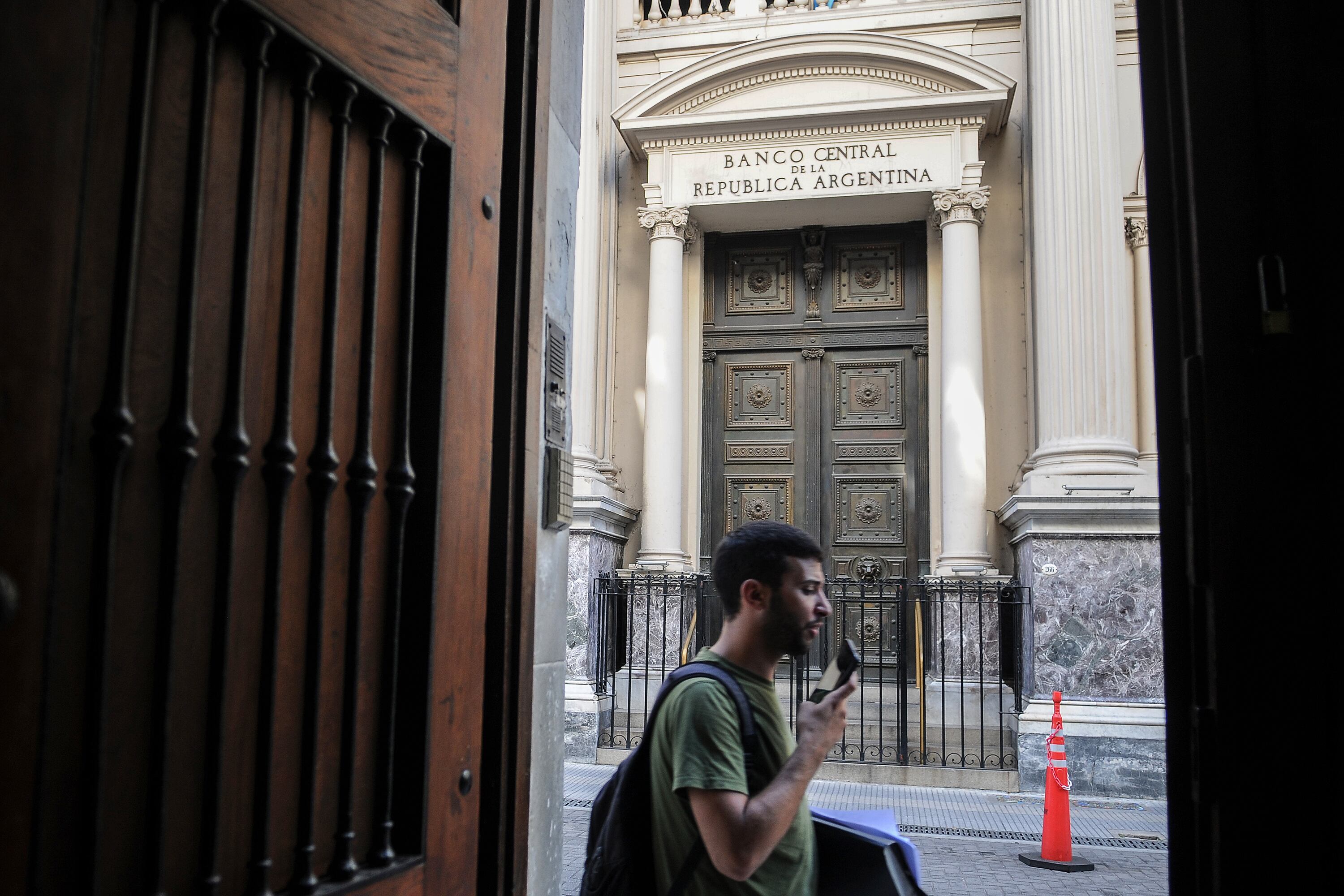 En el mercado aseguraron que el pago de una ON de YPF influyó en la caída de reservas.