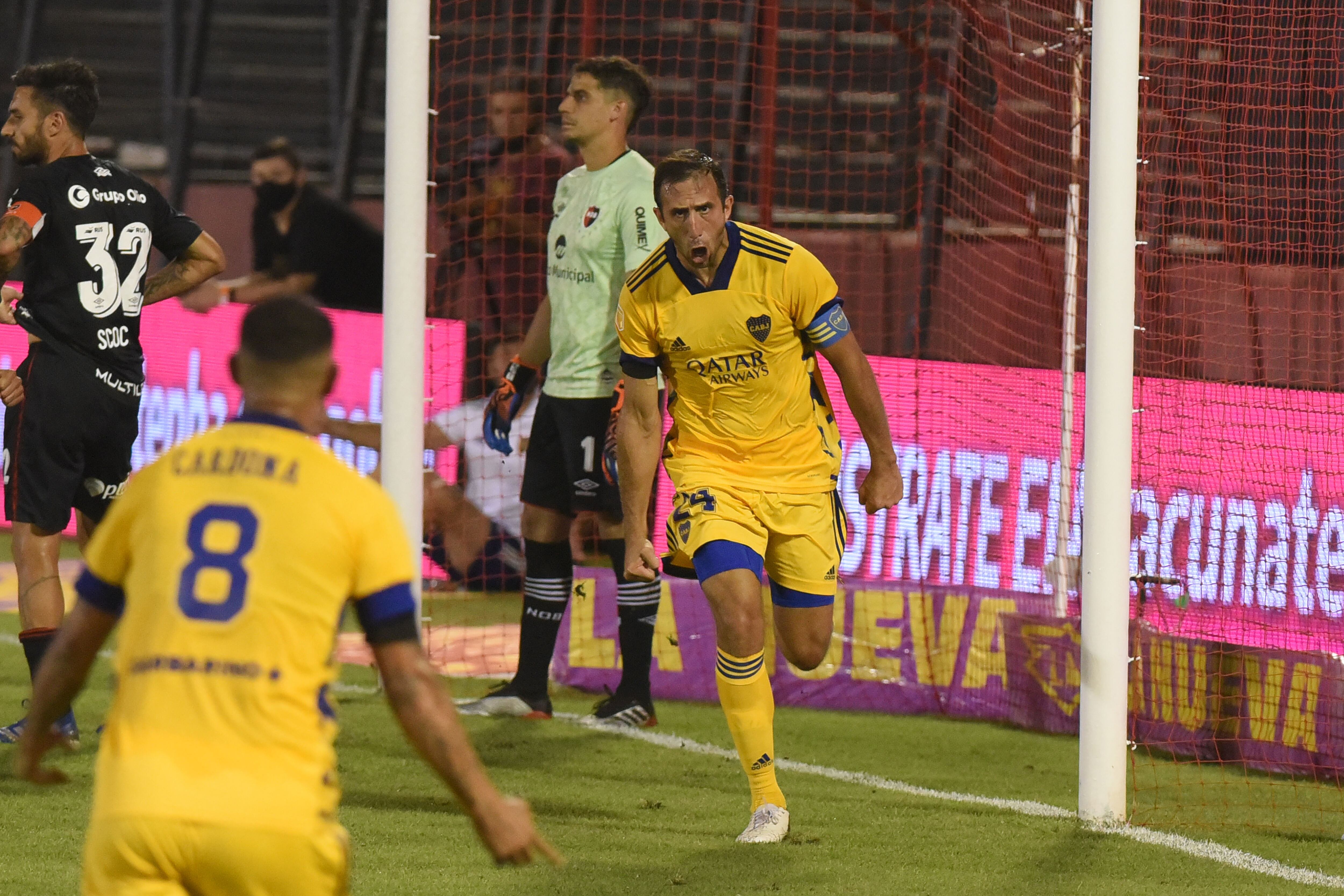 Izquierdoz celebra con Cardona el único gol de Boca.