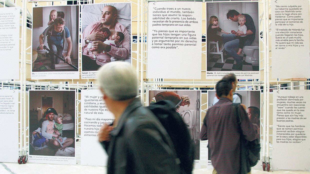 Papás suecos”, la muestra de fotografías en el hall de la estación Retiro, del fotógrafo sueco Johan Bävman.